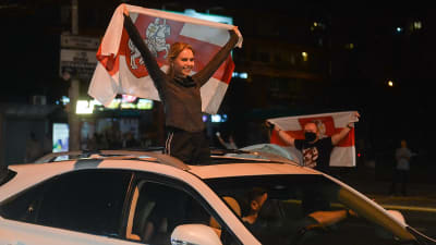 En kvinna håller upp en flagga