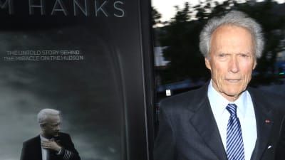 Clint Eastwood ser skeptisk ut på en filmpremiär år 2016.