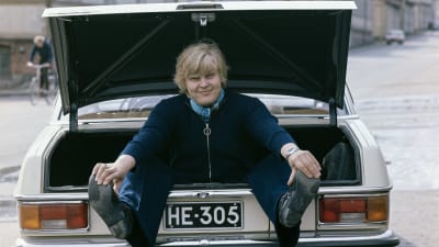 Laulaja Pasi Kaunisto istuu Mersunsa takakontissa ja poseeraa kameralle vuonna 1970.
