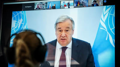 FN:s generalsekreterare Antonio Guterres talar under ett klimatmöte som hålls på distans. Hans ansikte syns via en skärm.