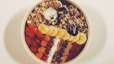 En smoothiebowl med frukter och nötter.