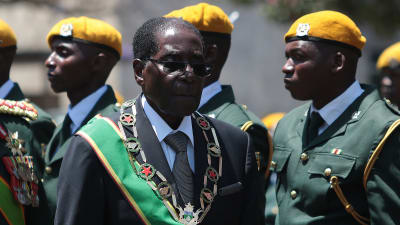 Zimbabwes president Robert Mugabe omgiven av soldater