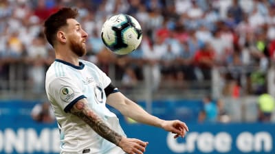 Lionel Messi tar emot bollen på bröstet