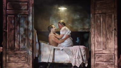 Dollar-Hanna (Tiia Ollikainen) och Ed Ness (Oiva Nuojua) i skåpet som fungerar som badrum, kyrka och förlossningsrum enligt behov i scenografin i Colorado Avenue på Vaasan kaupunginteatteri.