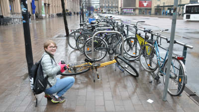 Julie Ollikainen fotograferar cykelställningar i Helsingfors centrum.