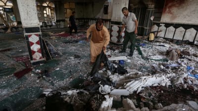 Afghanska män inspekterar moskén där en självmordsbombare sprängde upp sig på tisdag 1.8.2017.