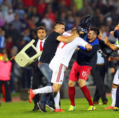 Tumult under kvalmatchen mellan Serbien och Albanien.