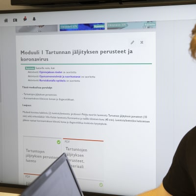 Itä-Suomen yliopiston jatkuvan oppimisen suunnittelija Ville Valkonen tutkii koronakoulutusmateriaalia.