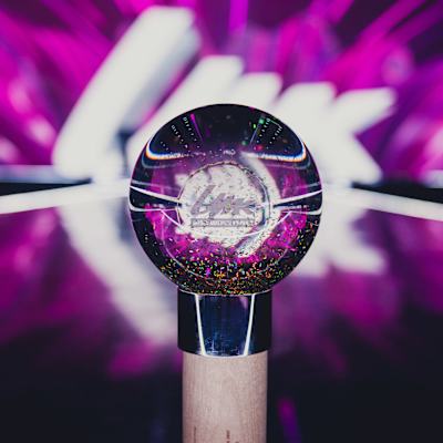Vinnarpokalen i Tävlingen för ny musik UMK. Pokalen är en rund boll där arenans färger och ljus speglar sig.