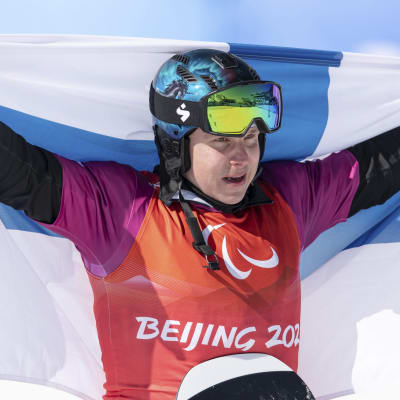 Matti Suur-Hamari jublar med Finlands flagga efter sitt paralympics-guld i Peking.