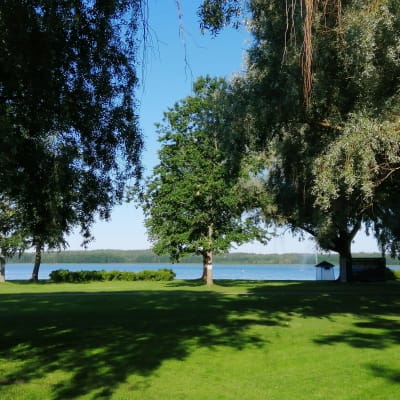 Stallörsparken med gröna träd och gräsmattor i Ekenäs.