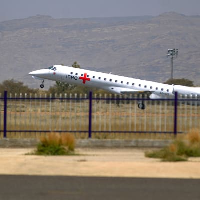 Ett flygplan lyfter från flygplats i Jemen.