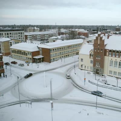 Joensuun entiset konservatiorion rakennukset seisovat Rantakadun molemmin puolin talvisessa maisemassa.