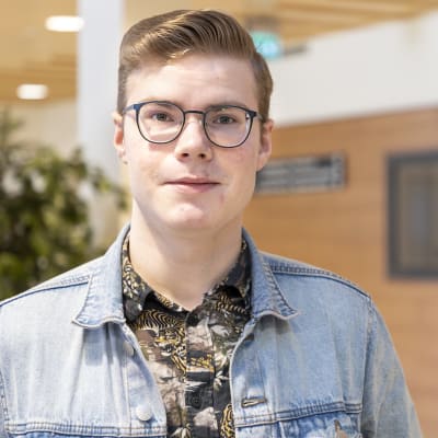 Torniossa opiskeleva Kasper Sarivaara kertoo nuuskan saannin vaikeutuneen Ruotsin suljettua rajansa