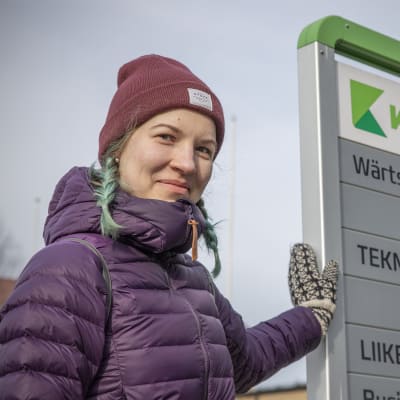 Opiskelija Tiia Suikkanen Karelia AMK:n edustalla.