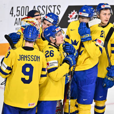 Svenska spelare ser besvikna ut i junior-VM.