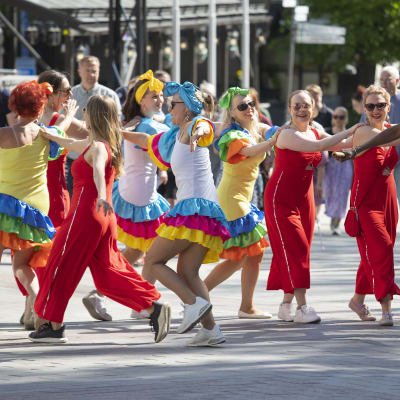 Kuopion SalsaStudioiden tanssiryhmä tanssii kadulla.