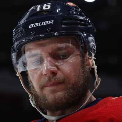 Aleksander Barkov lähikuvassa.