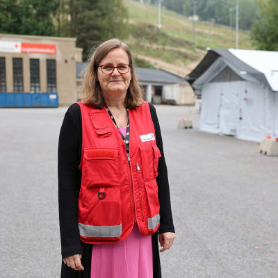SPR:n logistiikkakeskuksen johtaja Ritva Lahti, taustalla suuri katastrofialueelle tarkoitettu teltta.