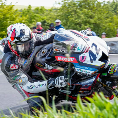 Raul Torras Martinez dog i motorcykeltävlingen på Isle of Man.