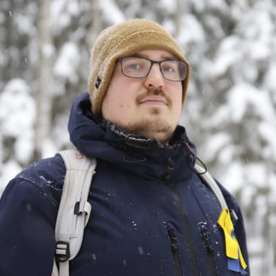 Ville-Aleksi Alatalo retkellä talvisessa metsässä.