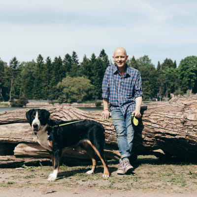 Marcus Groth med sin hund schweiziska vallhund, Rebecca