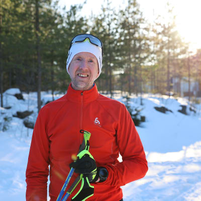 Markku Rintala nauttii hiihtämisestä.