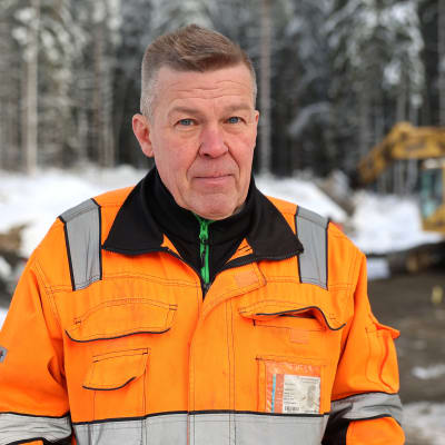 Yrittäjä Jussi Haavisto rakennustyömaalla, taustalla kaivinkone.