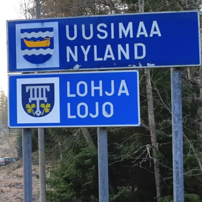 Collage av två bilder. Till vänster syns Lojos stadsdirektör Mika Sivula som står framför reklamskyltar där det står "Lojo, Insjöstaden". Till höger syns en skylt vid vägrenen med texten "Nyland, Lojo".