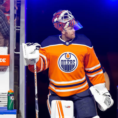 Edmonton Oilersin maalivahti Mikko Koskinen astumassa jäälle.