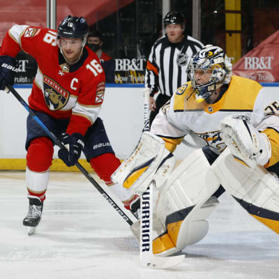 Alexander Barkov bredvid Pekka Rinne på isen i en NHL-match.