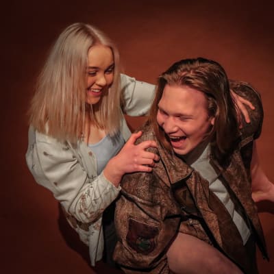 Amanda Saarenpää ja Tatu Niemi nähdään Häräntappoaseen päärooleissa Seinäjoen kaupunginteatterissa. 