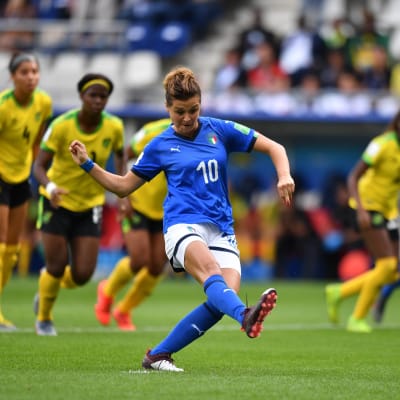 Cristiana Girelli skjuter bollen.