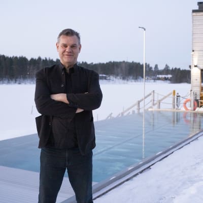 Matkailukeskus Saanan toimitusjohtaja Jukka Savolainen uima-altaan edessä talvella pakkassäässä.