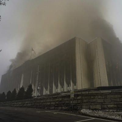 Administrativ byggnad i staden Almaty brinner under oroligheterna i Kazakstan i början av januari 2022.