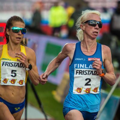Annemari Kiekara ja Charlotte Fougberg 10 000 metrin juoksussa Ruotsi-ottelussa Tampereella.