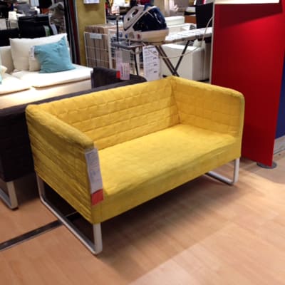 Keltainen sohva Ikea-myymälässä.