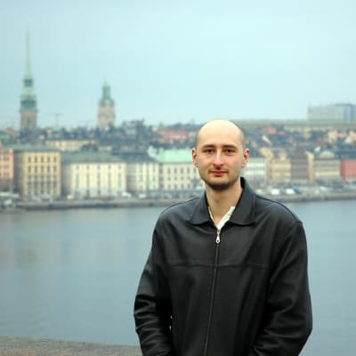 Porträttbild på ryska författaren och journalisten Arkadij Babtjenko, Stockholm i bakgrunden