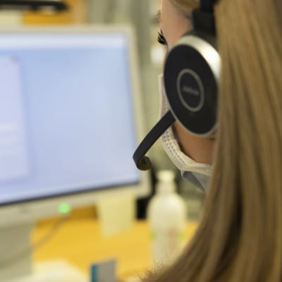 Kuopion terveyskeskuksen ajanvarauksen työntekijä.