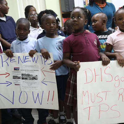 Barn deltar i demonstration där man ber att myndigheterna förnyar åppehållstillstånden för personer från Haiti och andra Latinamerikanska länder