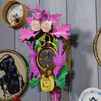 Gökur målad och fixad i kitsch-stilen på en väg.