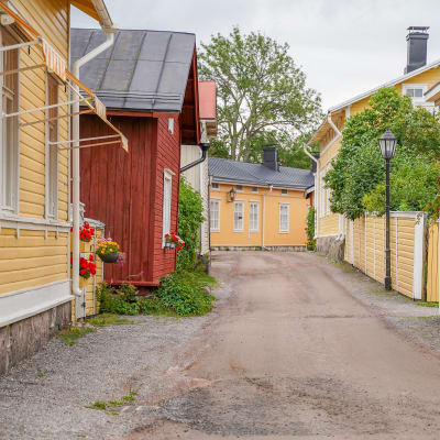 En gata med gamla färgglada hus.