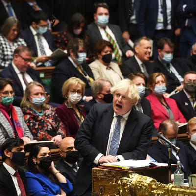 Britannian pääministeri Boris Johnson kertoi parlamentin istunnossa Englannin  tiukentavan koronarajoituksiaan omikronmuunnoksen takia.
