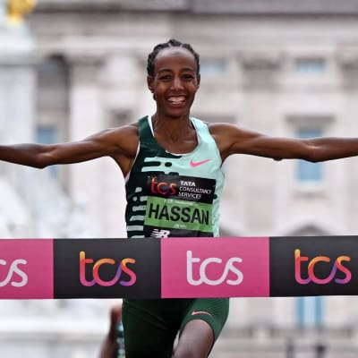 Sifan Hassan tuulettaa ylittäessään maaliviivan voittajana Lontoon maratonilla 2023.