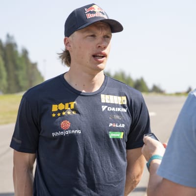 Iivo Niskanen blir intervjuad i Kuopio 2023.