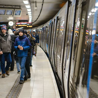 Ihmisiä metrolaiturilla Tukholmassa tammikuussa 2022.
