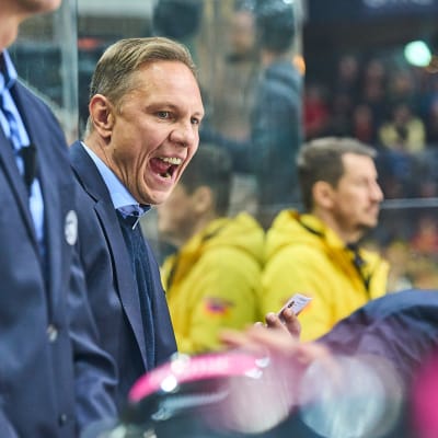 Jussi Tapola antaa ohjeita pelaajille SC Bernin vaihtoaitiossa.