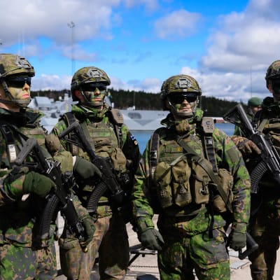 Suomalaissotilaat valmistautuvat Bergassa Ruotsin Aurora-sotaharjoitukseen.