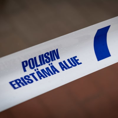 Yksityiskohta poliisin tutkinta-alueiden eristämisessä käyttämästä nauhasta-