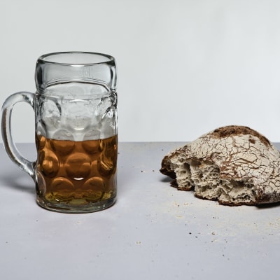 Tuoppi olutta ja leipä